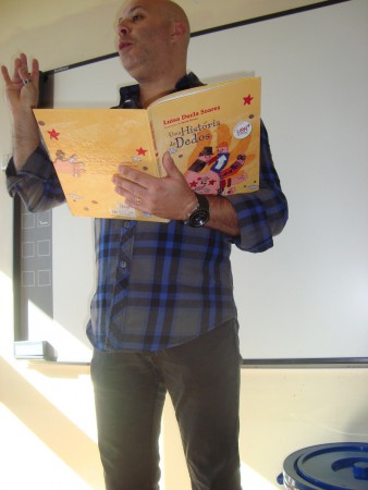 Visita do pai da Filipa com a leitura do livro "Uma história de dedos"